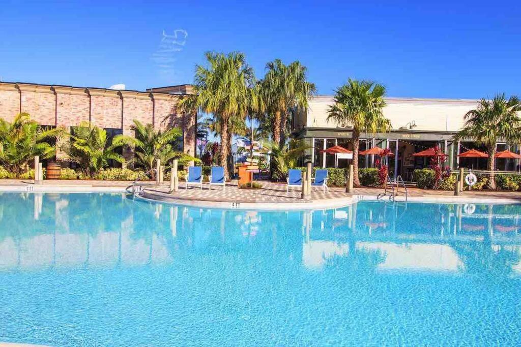Pool Champions Gate Area With Amenities Next To Davenport
