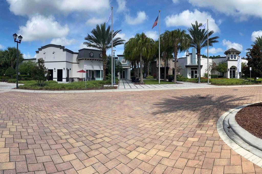 Pool Champions Gate Area With Amenities Next To *